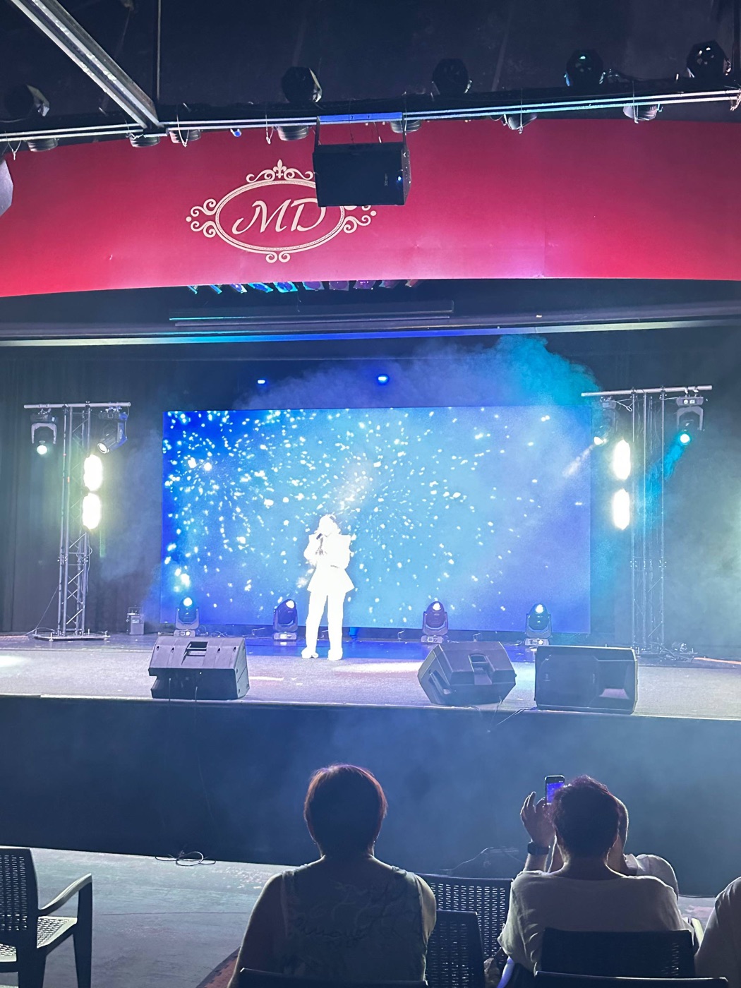 Сцена фестивалю CODART у Барселоні: ферми зі світлом, головки на підлозі, монітори та LED-екран